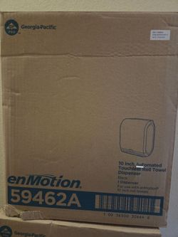En motion touchless towel dispensary