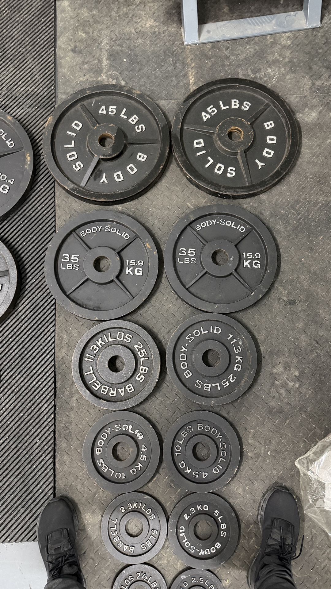 Body-Solid Cast Iron Weight Plates Set – 45/35/25/10/5/2.5 lb – Gym Weights 