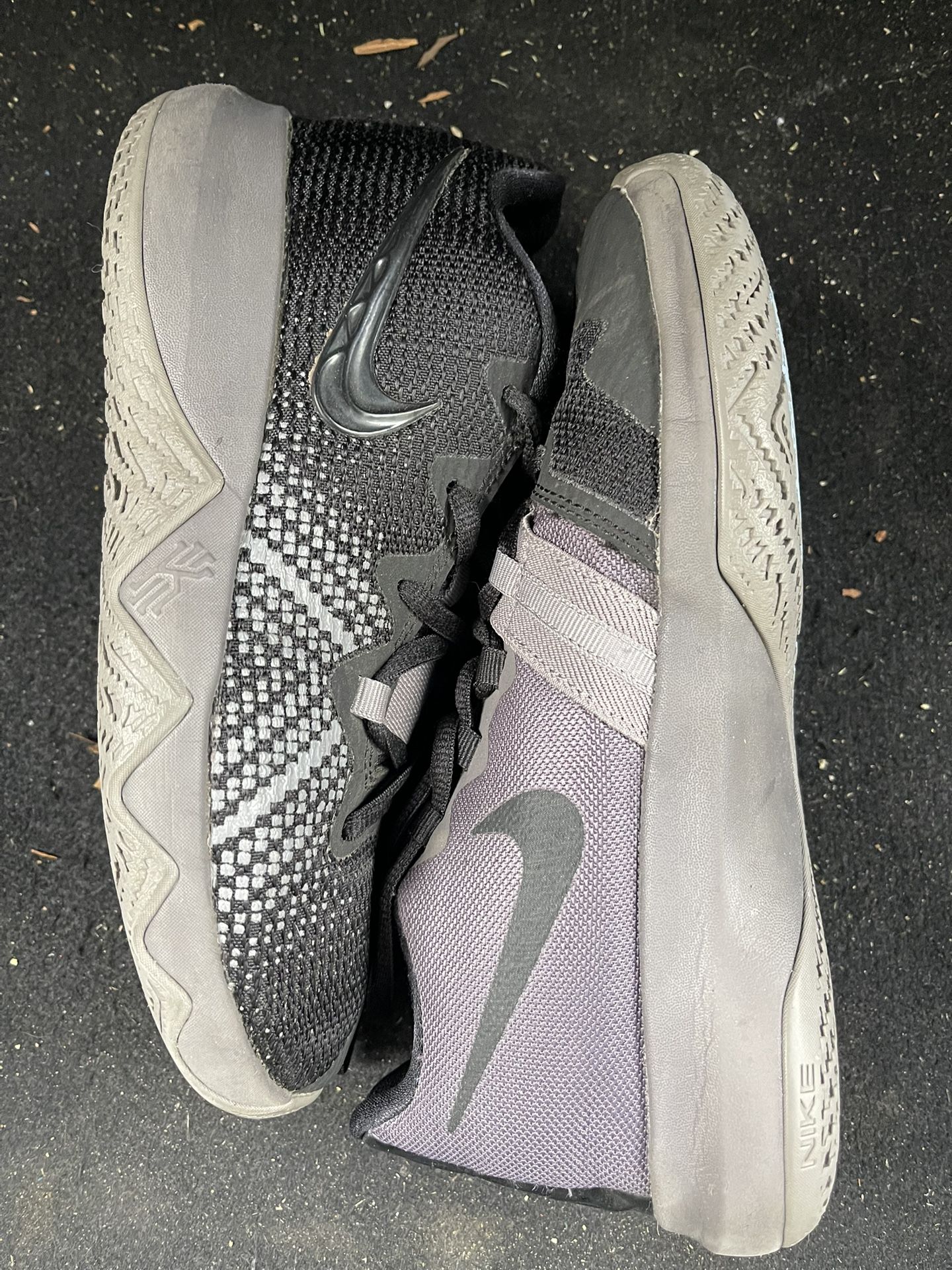 Nike Kyrie Grade school Basketball Shoes Sz 4.5