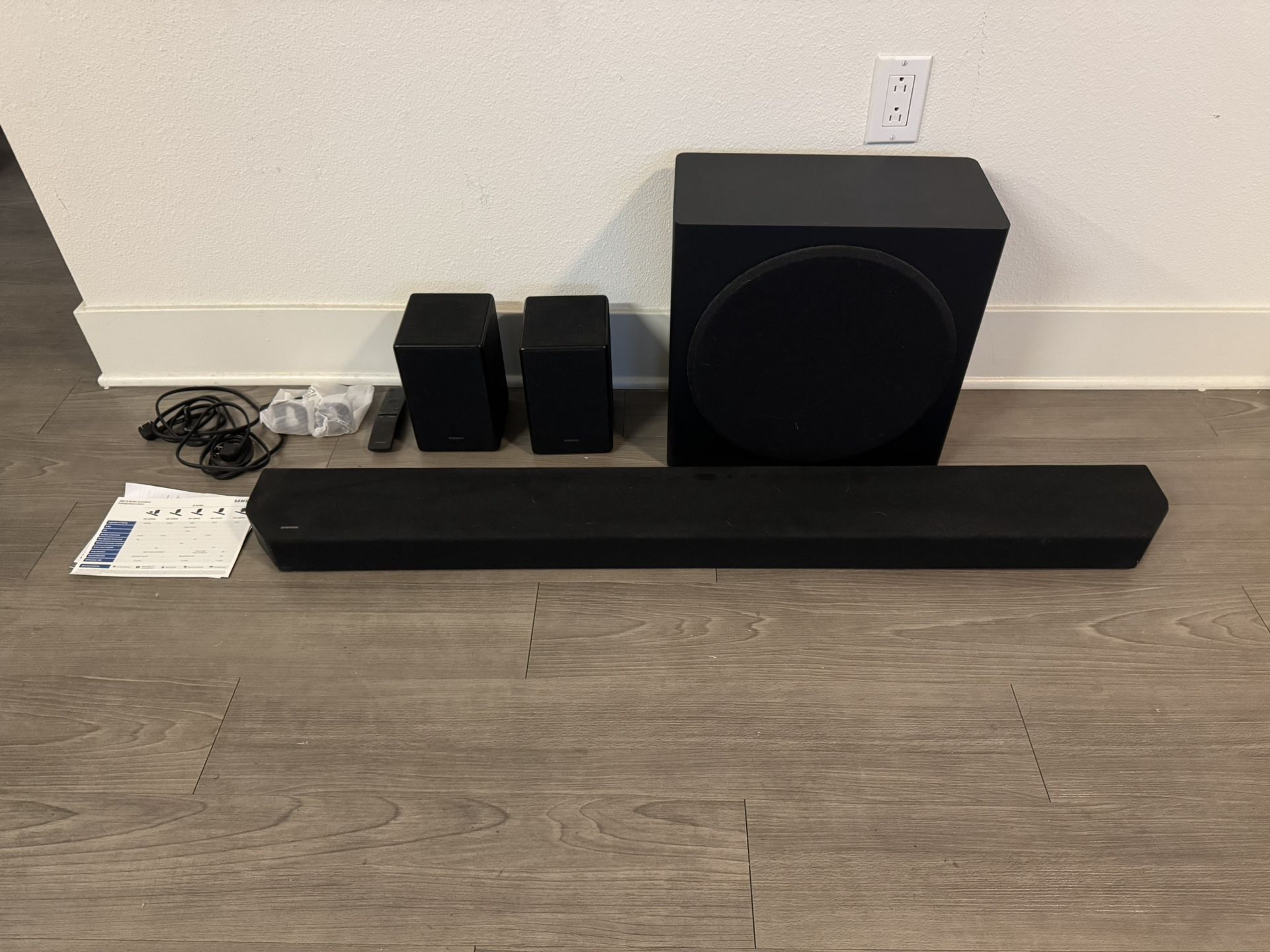 Like New Samsung HW-Q950A 11.1.4ch Soundbar w 2 surround sound speakers and Subwoofer w/ Dolby Atmos / DTS:X
