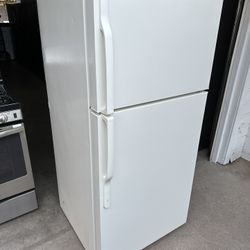 GE Refrigerator ( 1 Month Warranty)