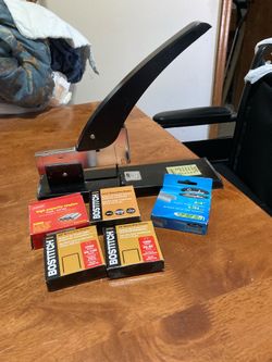 Staples Heavy Duty Stapler with staples