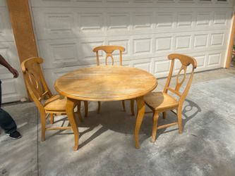 Round table 3 chairs