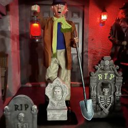 Disney The Haunted Mansion Life-Size Caretaker 6ft Animatronic. 