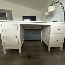 White Desk - Escritorio blanco