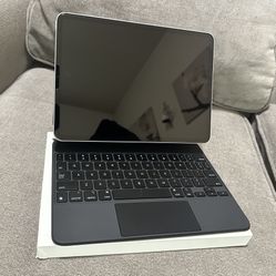 iPad Pro 11-Inch (4th Gen) WiFi+Cellular 128GB / Magic Keyboard