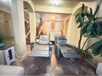Beautiful set of two power leather recliners chairs in excellent condion Gilman creek