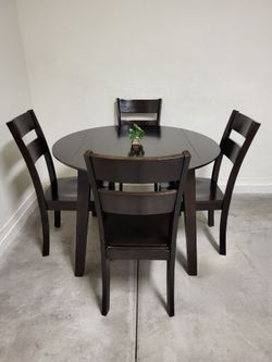 Table 4 Chairs+ 4 cushions (Great Condition)