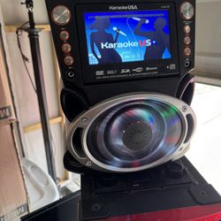 KARAOKE BLUETOOTH NEEDS MICROPHONE 