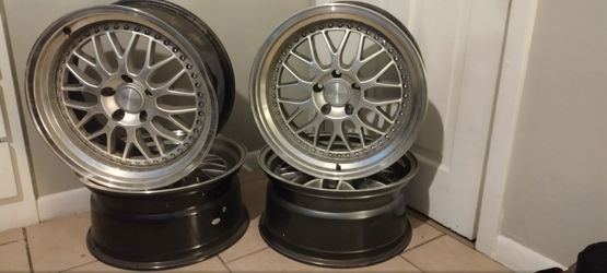 ESR 18x8.5,  et30 , center bore 73.1 , lug size 5x114.3