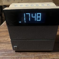 SOUNDFREAQ SOUND RISE SFQ-08 Wood Effect BLUETOOTH SPEAKER ALARM CLOCK RADIO(FM)