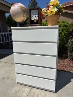 White Modern 5 Drawer Dresser Chest of Drawers Furniture Great Condition