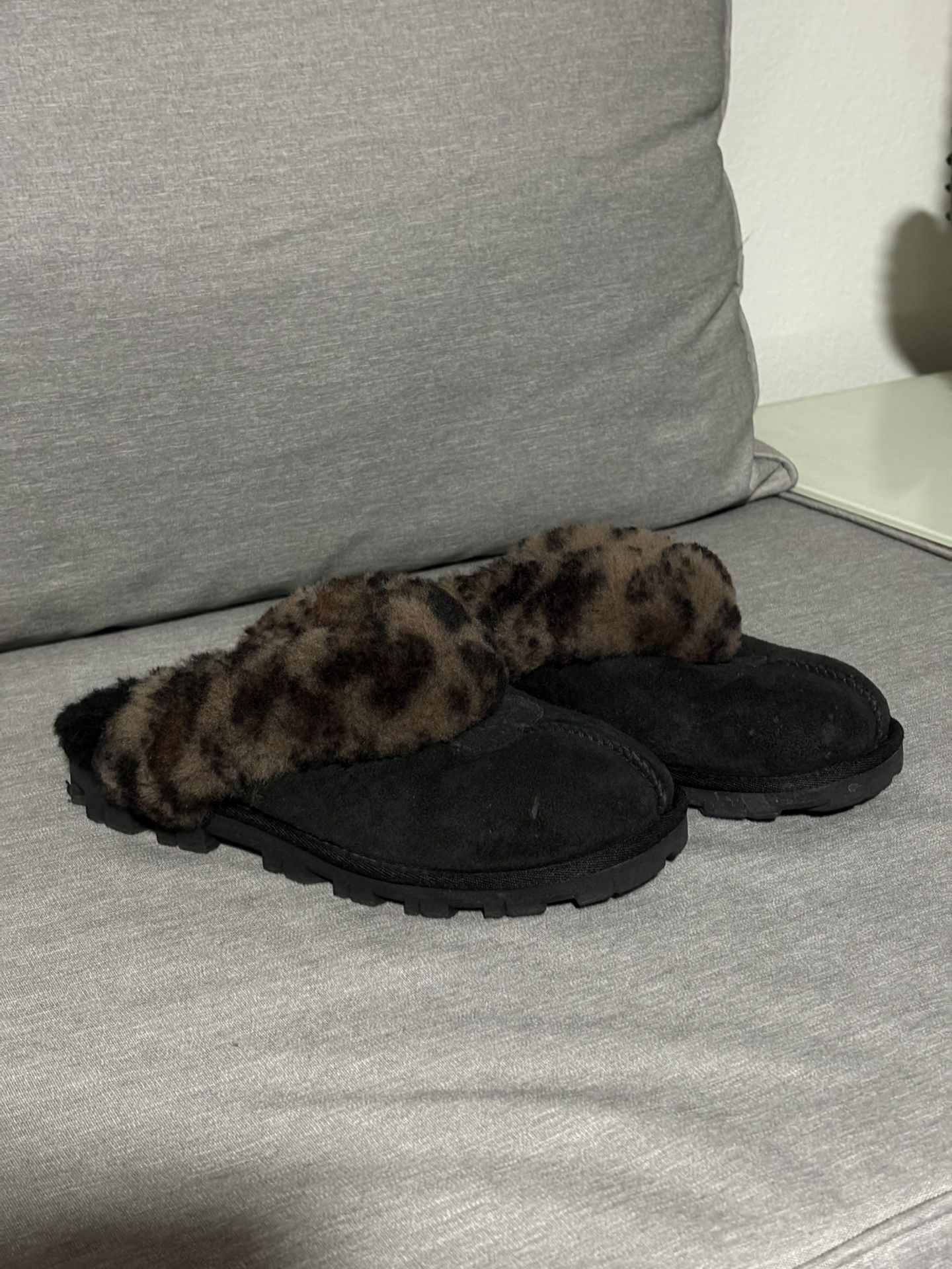 Ugg Slippers Women’s Size 6