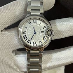 The most popular time control option, with an automatic mechanical movement, available in two sizes: 28mm and 33mm.