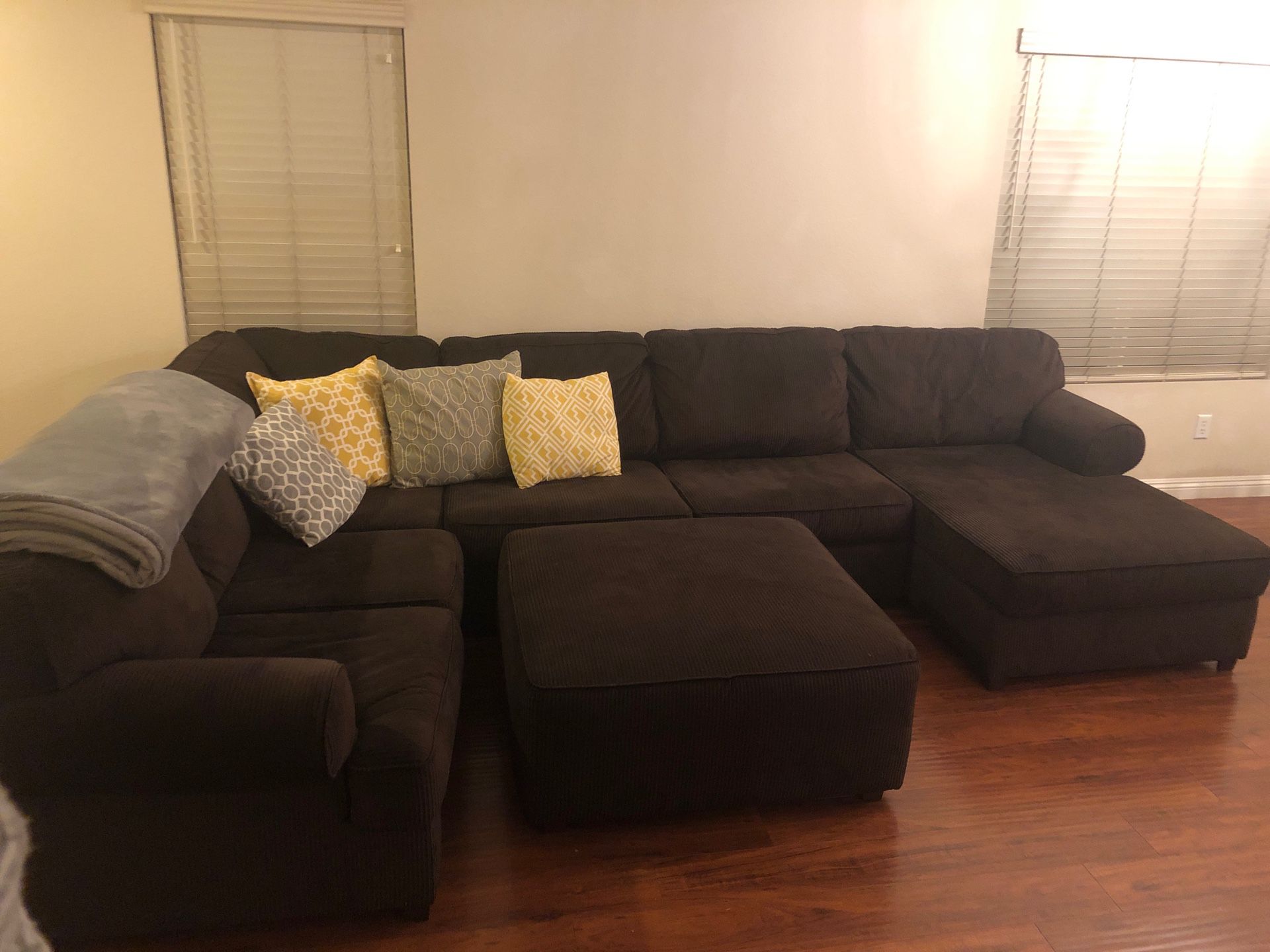 4 Piece Sectional couch w/chaise lounge & ottoman
