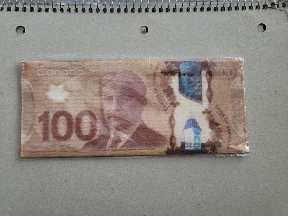 100 Canadian Dollar Shapped Wallat . 