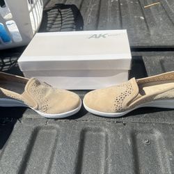 Anne Klein Sport Natural Cut Out Comfort Shoe Size 9.5