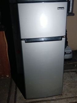MAGIC CHEF 4.5 cu. ft. MINI-REFRIGERATOR