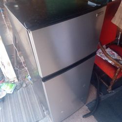 Vissani Mini Fridge 