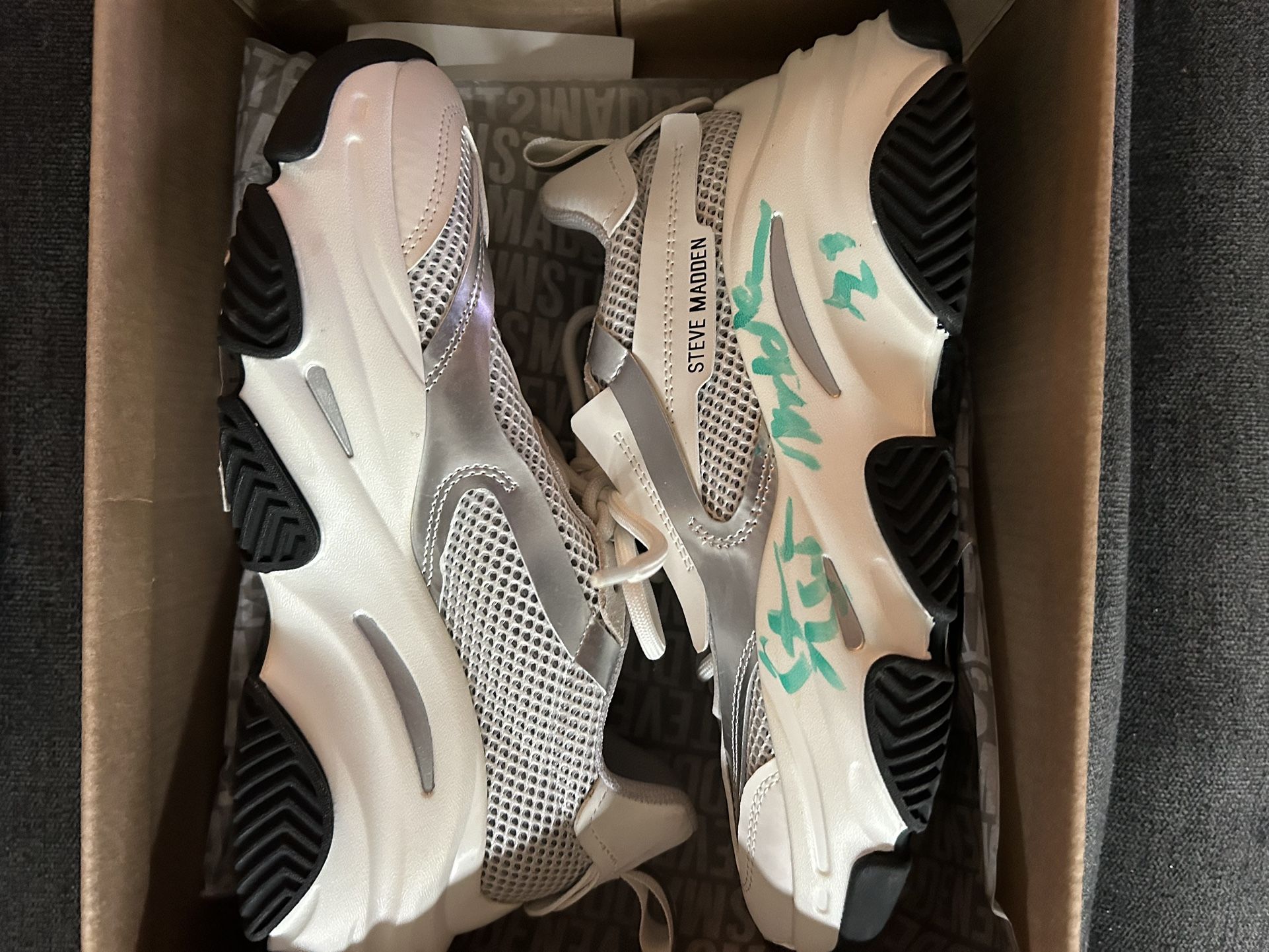 Autographed Steve Madden Possession Silver/White Size 6 Women 21122 1 Sample