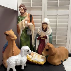 LIKE NEW 6 Piece Nativity Scene Holiday Yard Decoration