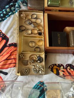 Selling necklaces, rings, pendants, antiques watches, gold, and silver all varieties