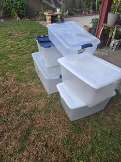 Various sizes plastic storage containers