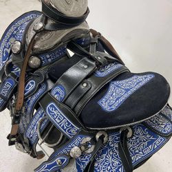 Montura charra súper bordada con Herrage y fuste plateado completo