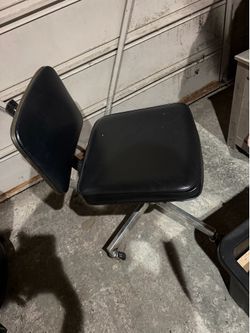 Black office chair
