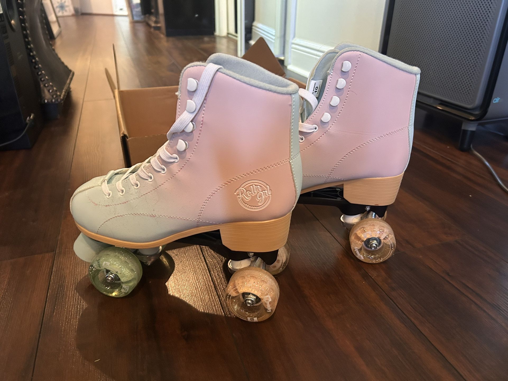 Women’s Roller skates (NIB)