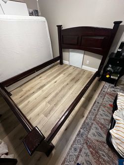 Bed frame , queen https://offerup.com/redirect/?o=c2l6ZS5GUkVF...