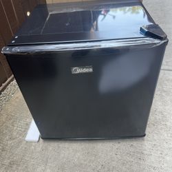 Midea WHS-65LB1 Compact Single Reversible Door Refrigerator, 1.6 Cubic Feet(0...