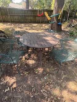 Patio table with 4 chairs / mesa de patio con 4 sillas