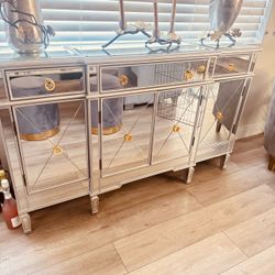 Mirrored cabinet