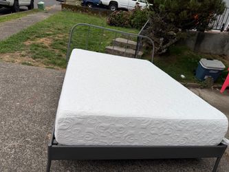 Beautiful queen size bed that includes the frame and clean mattress