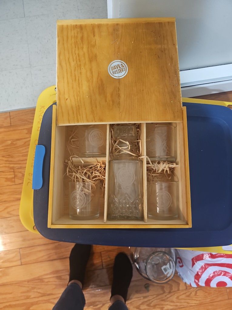 DAVE & BUSTERS DECANTER & 4 GLASSES