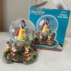 Snow White And The 7 Dwarfs Musical Water Globe 