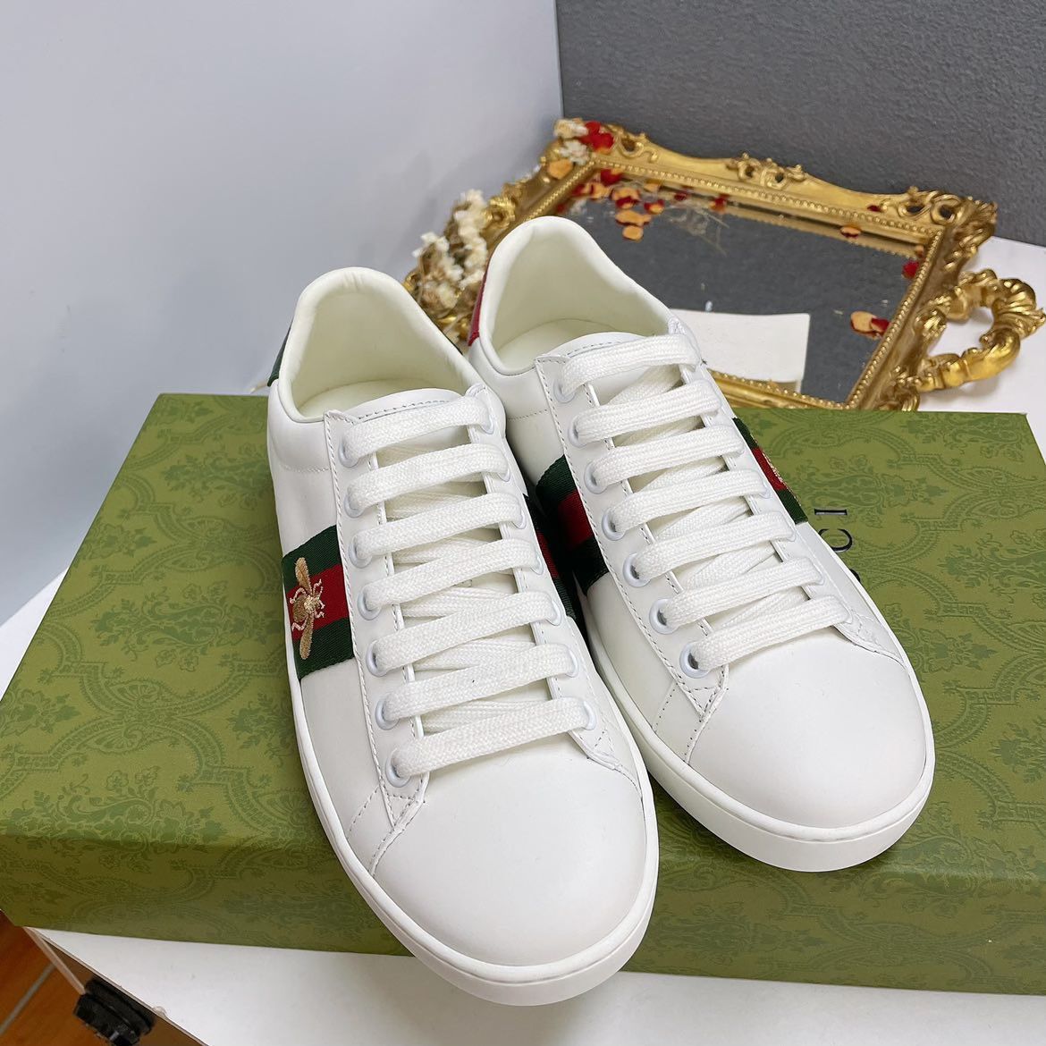 New Gucci Bee Embroidered Sneakers for Sale in Tracy, - OfferUp