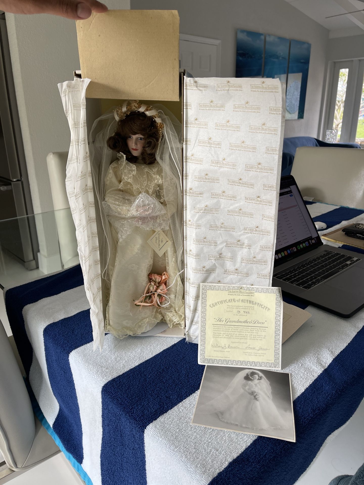 1992 Ashton Drake Galleries "Her Grandmother's dress" Porcelain Bride Doll COA This vintage doll remains in original box and packing although it was