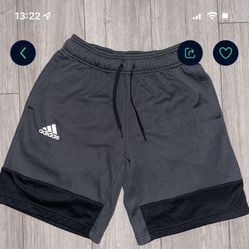 MENS ADIDAS SHORTS SIZE MEDIUM