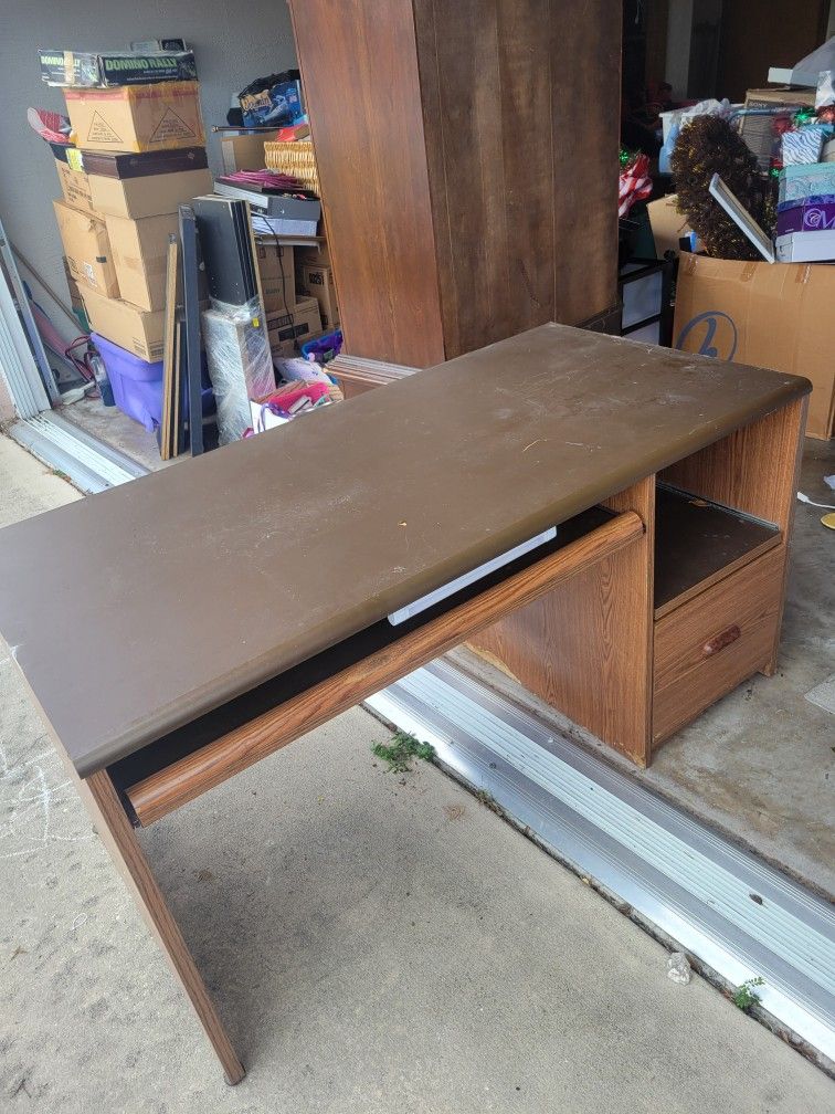 Solid Desk With Detachable Hutch