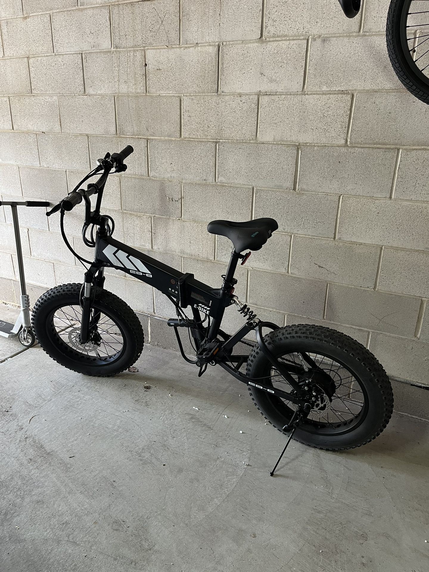 Swagtron EB8 Electric Bicycle With an Extra Battery