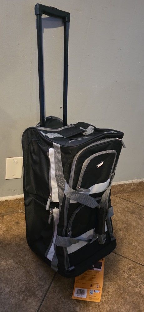 Luggage 🧳 New With Wheels Pick Up In Escondido