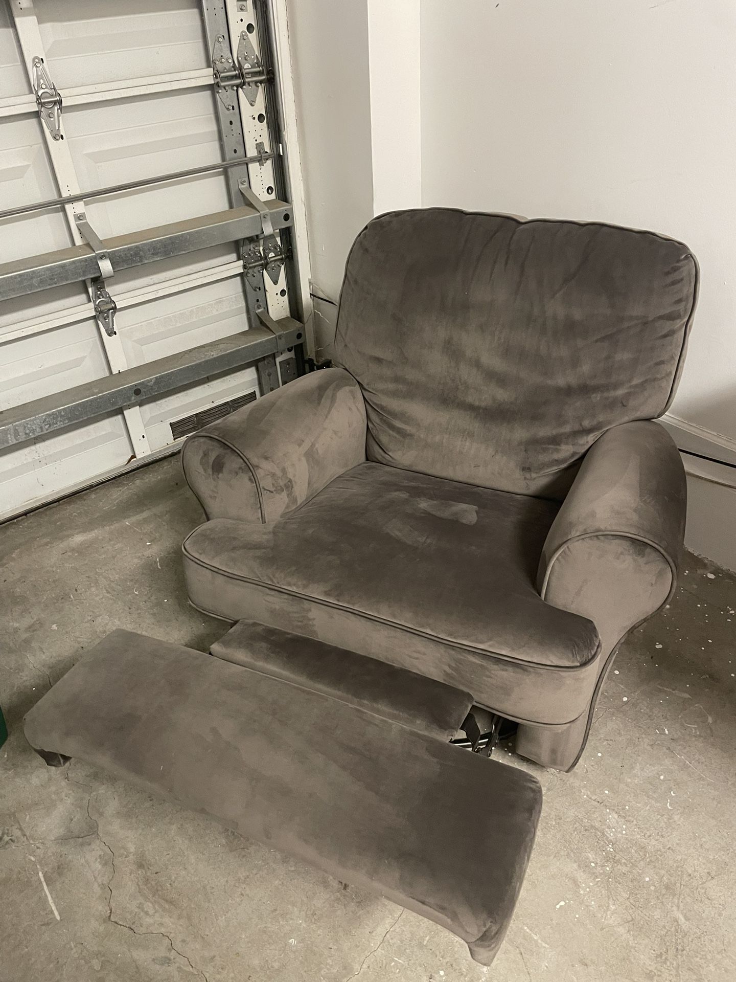 Recliner Rocking Chair - Silla Mesedora Reclinable