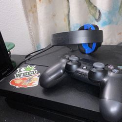 Ps4 With Controller And Headset