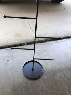 Black metal jewelry rack