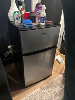 Whirlpool 3.1 cu ft mini fridge with freezer