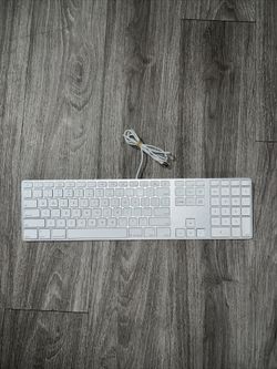Apple A1243 MB110LL/A Wired Keyboard