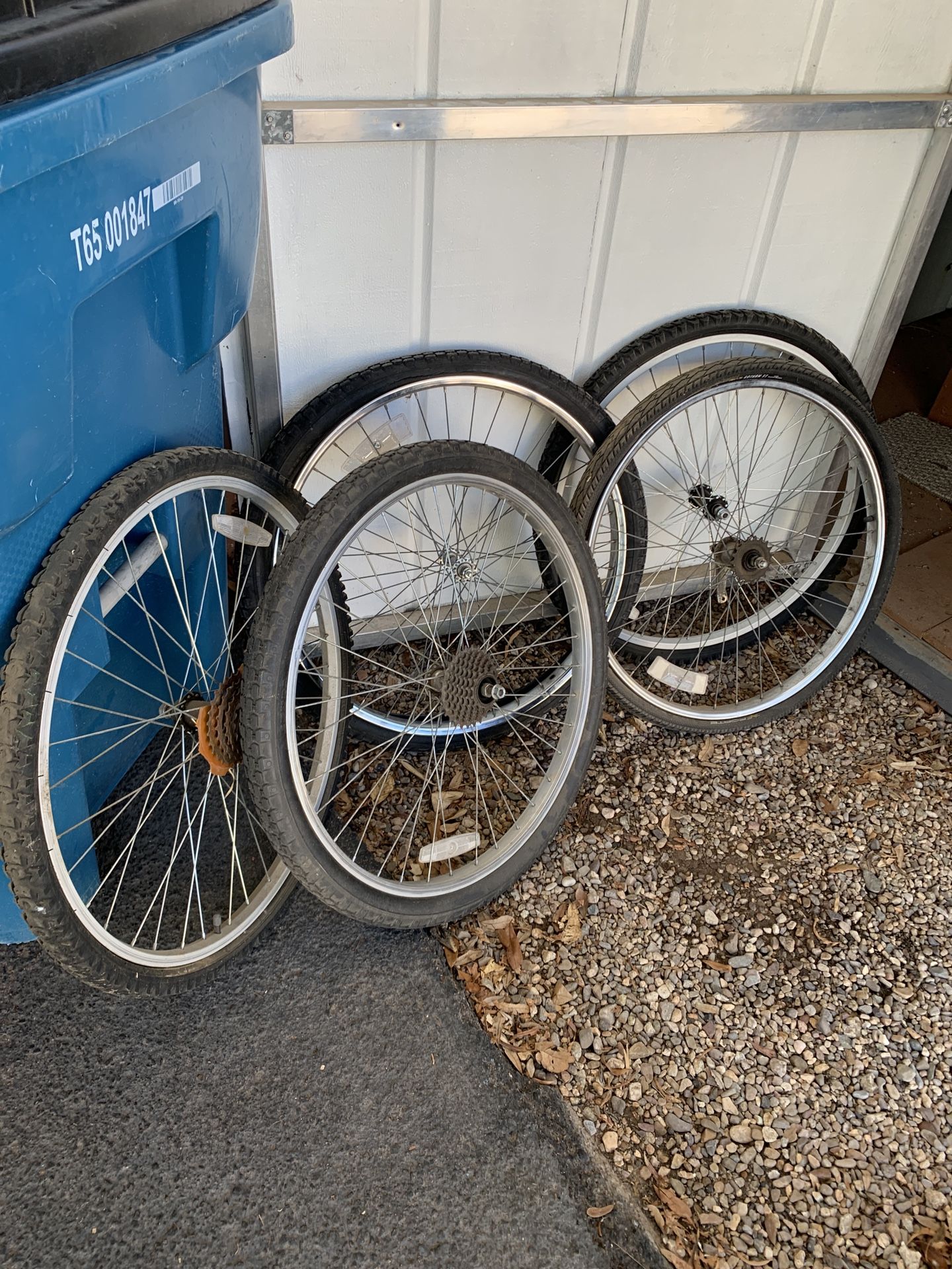 Five bicycle tires And Rims in good condition