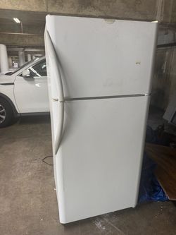Apartment size refrigerator